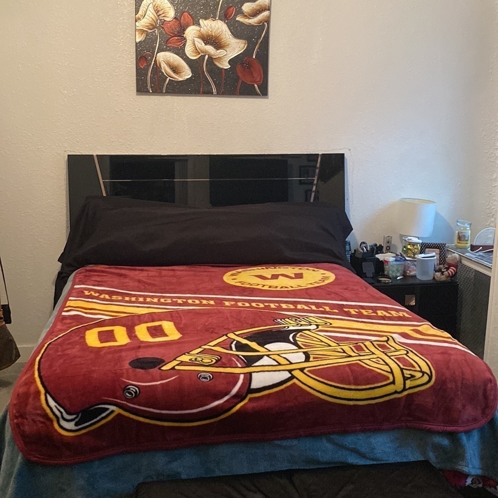 Washington football plush fleece oversized throw. Preowned in good condition.